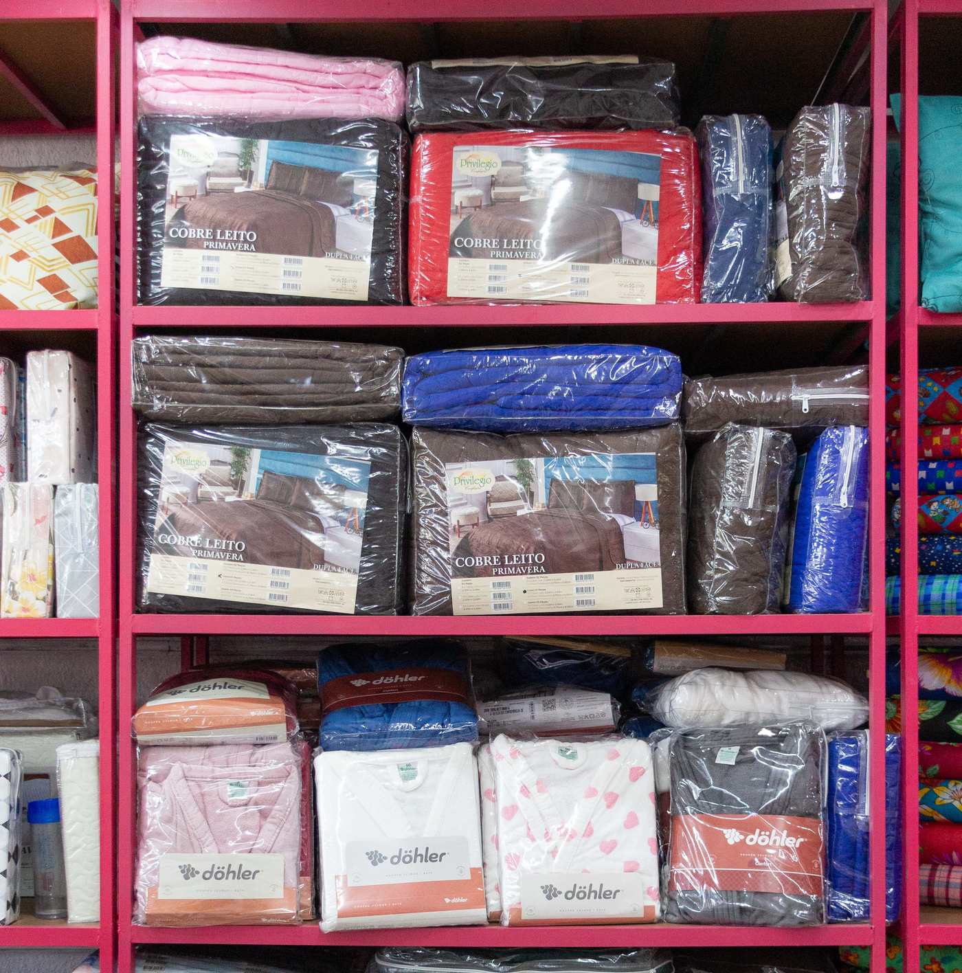 Jogos de cama embalados nas prateleiras da loja