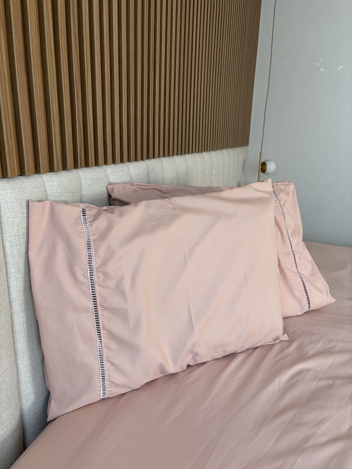 Fronhas rosa com acabamento bordado