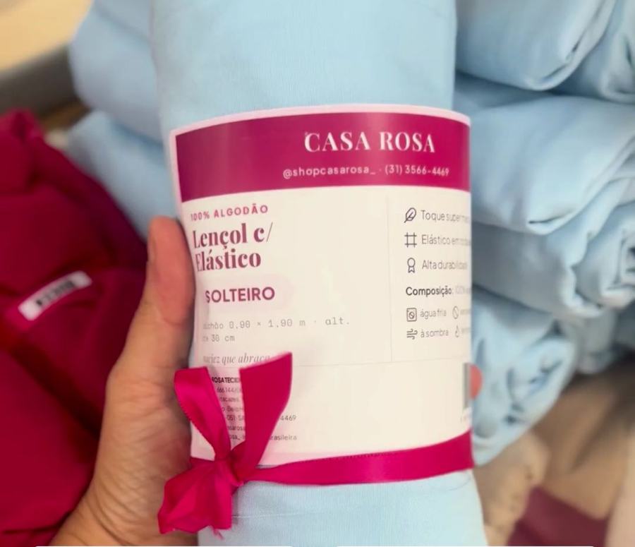Lençol de elástico Casa Rosa enrolado com etiqueta